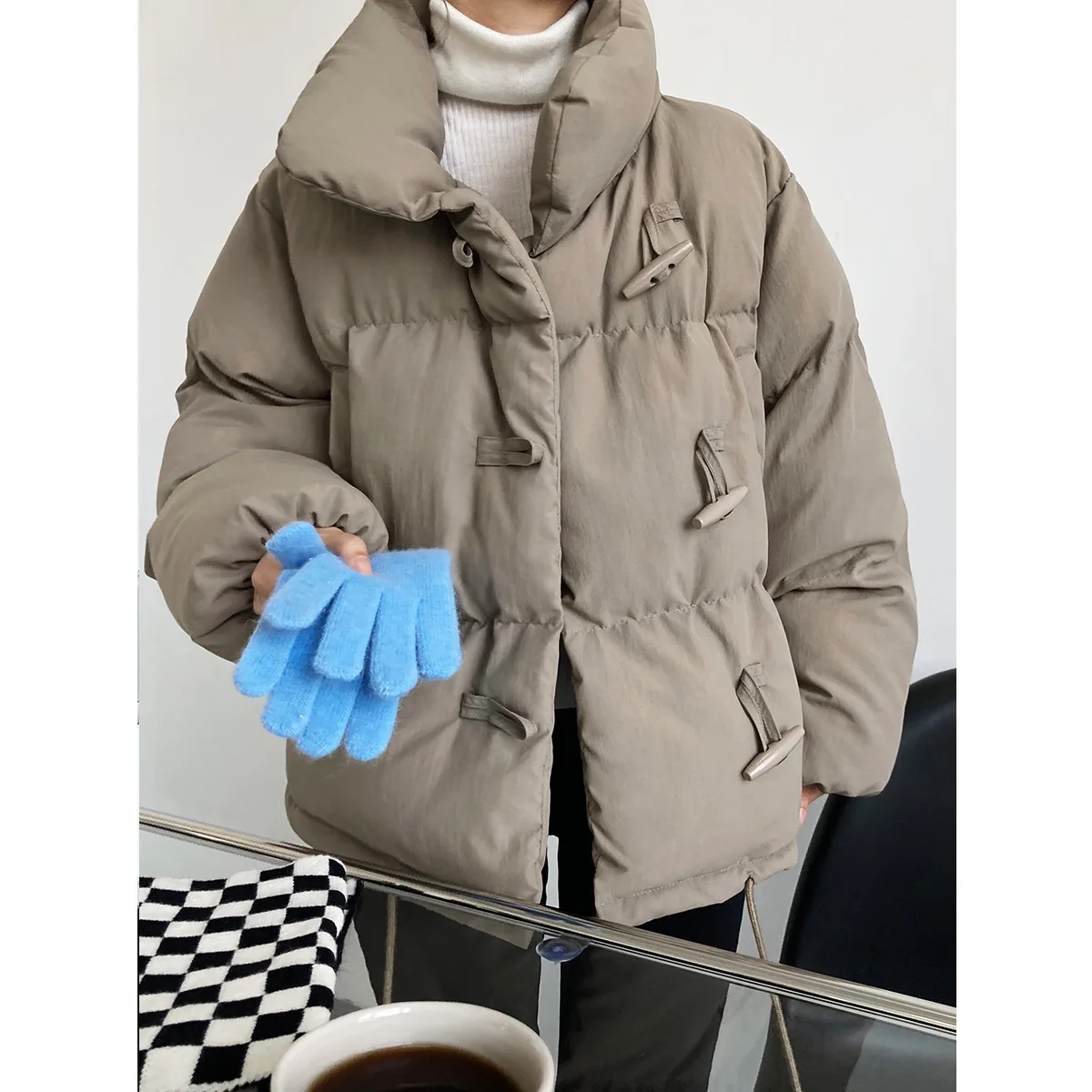 Horn Button Padded Jacket Women's Short Casual Trendy Winter New Fashion Solid Color Bread Jacket Padded Parka
Horn Button Padded Jacket Women's Short Casual Trendy Winter New Fashion Solid Color Bread Jacket Padded Parka