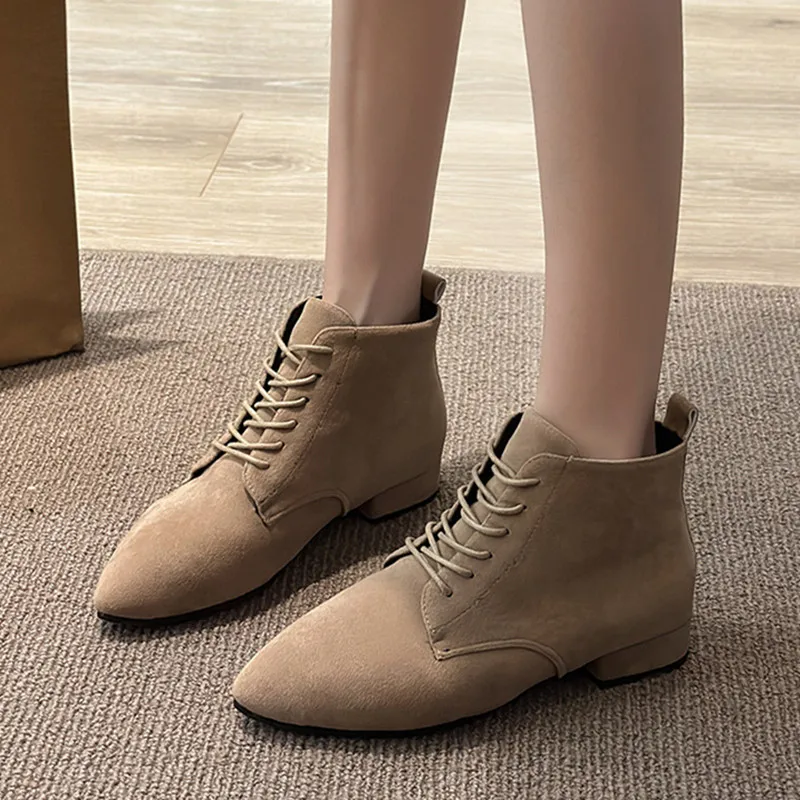 

Модные женские ботильоны с острым носком, дизайнерские ботинки из искусственной замши для женщин, новинка 2023, повседневная женская обувь на шнуровке на массивном каблуке, ботинки