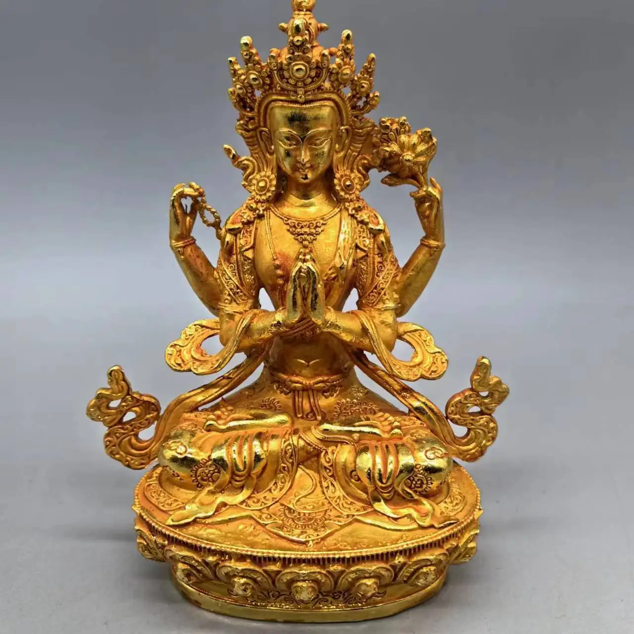 

Home Handicrafts Gold-plated Buddha Statues Finely Crafted With Exquisite Patterns