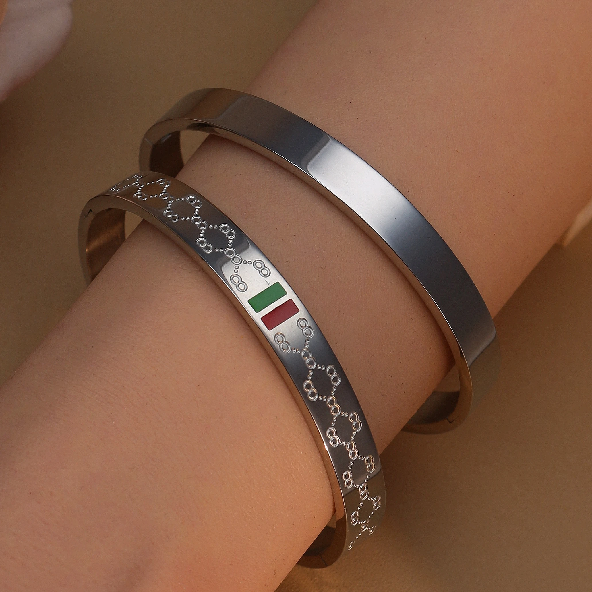 18 K Gold Plated Stainless Steel 55 MM Red/Green Bangles , Fashionable Jewelry For Men And Women Wholesale 18 K Gold Plated Stainless Steel 55 MM Red/Green Bangles , Fashionable Jewelry For Men And Women Wholesale