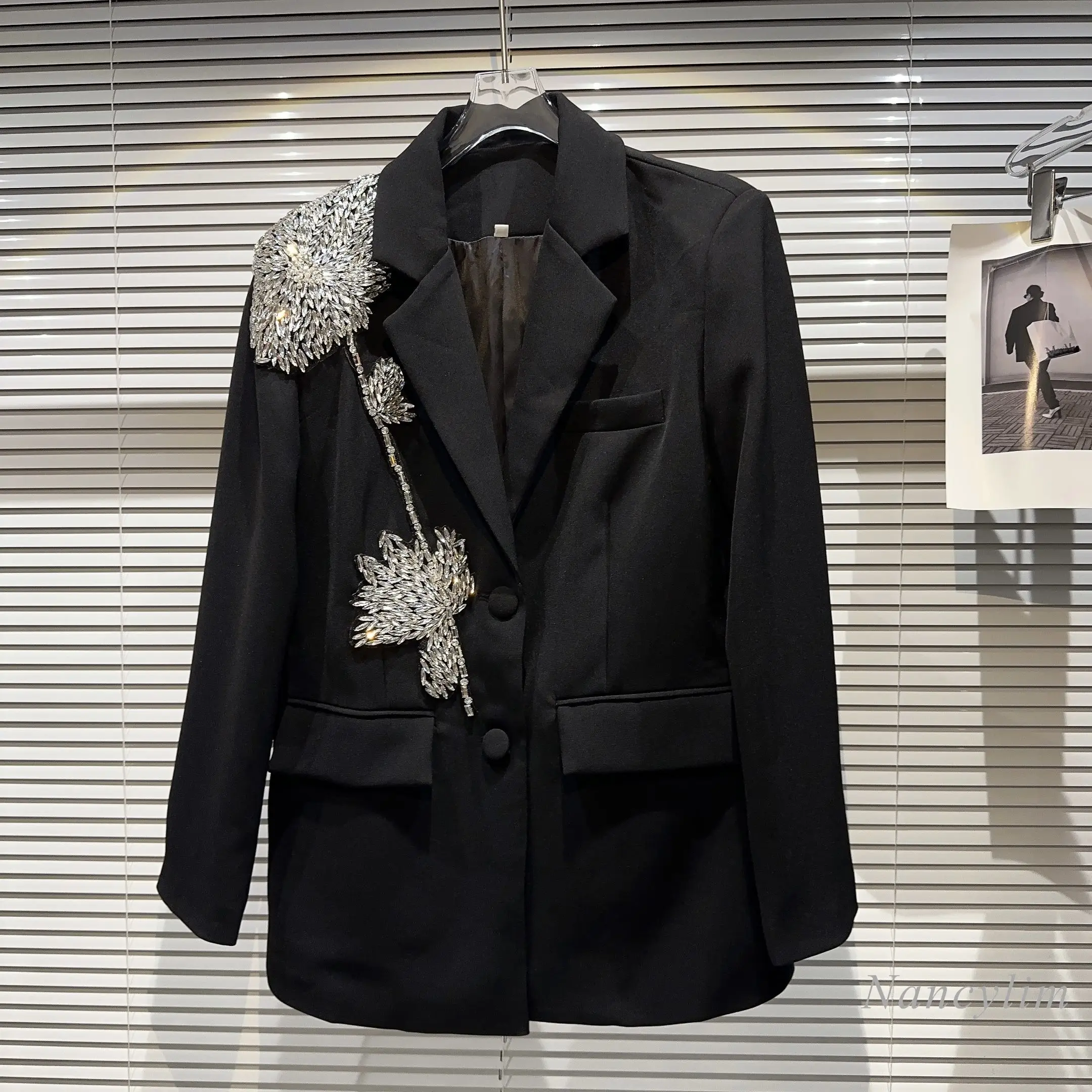 2023 Autumn New Fashion Street Particles Rhinestone Flower Black Blazer Women's Heavy Industry Studded Business Suit Tailored
2023 Autumn New Fashion Street Particles Rhinestone Flower Black Blazer Women's Heavy Industry Studded Business Suit Tailored