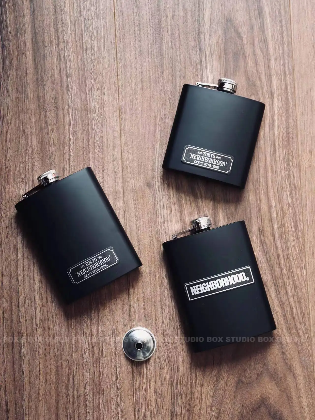 NBHD outdoor camping wine bottle metal stainless steel portable retro portable flat Japanese style Japanese trend black
NBHD outdoor camping wine bottle metal stainless steel portable retro portable flat Japanese style Japanese trend black