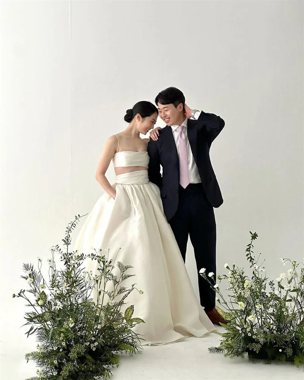 Причудливое простое корейское свадебное платье цвета слоновой кости, 2 шт., атласное свадебное платье А-силуэта, без рукавов, со шлейфом
Причудливое простое корейское свадебное платье цвета слоновой кости, 2 шт., атласное свадебное платье А-силуэта, без рукавов, со шлейфом