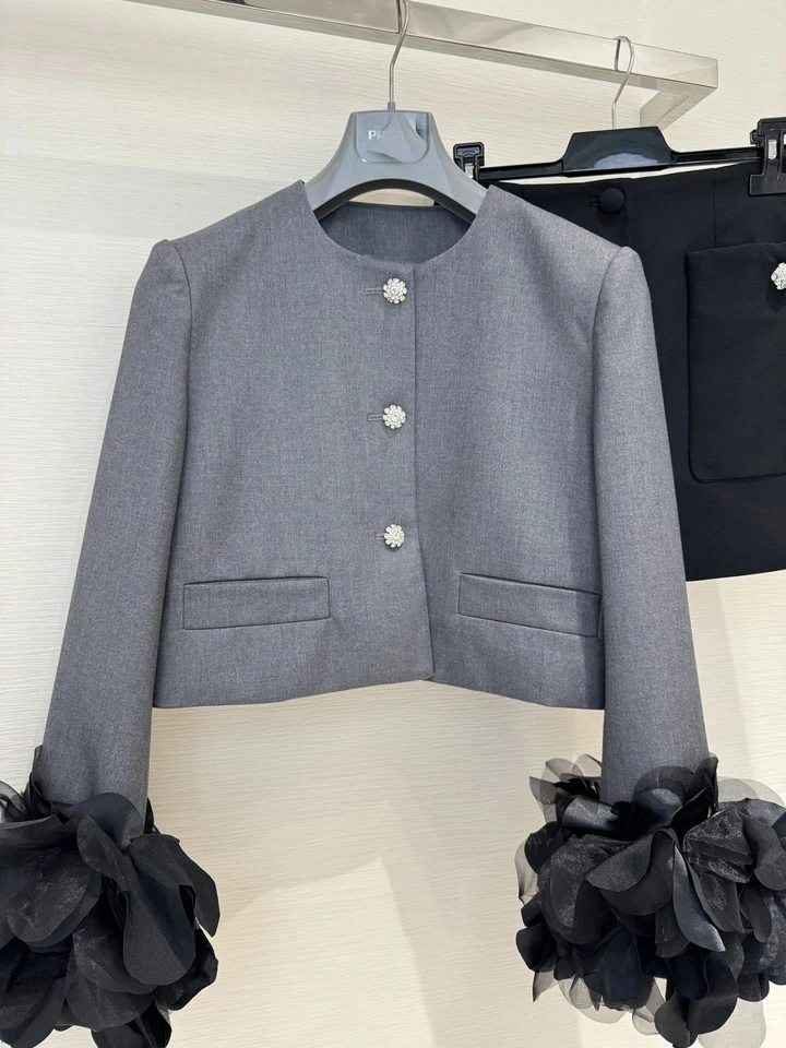 2024 Spring Luxury New Women High Quality Feathers Grey Jacket Coat With Black Mini Skirt for Female Suits Sets
2024 Spring Luxury New Women High Quality Feathers Grey Jacket Coat With Black Mini Skirt for Female Suits Sets