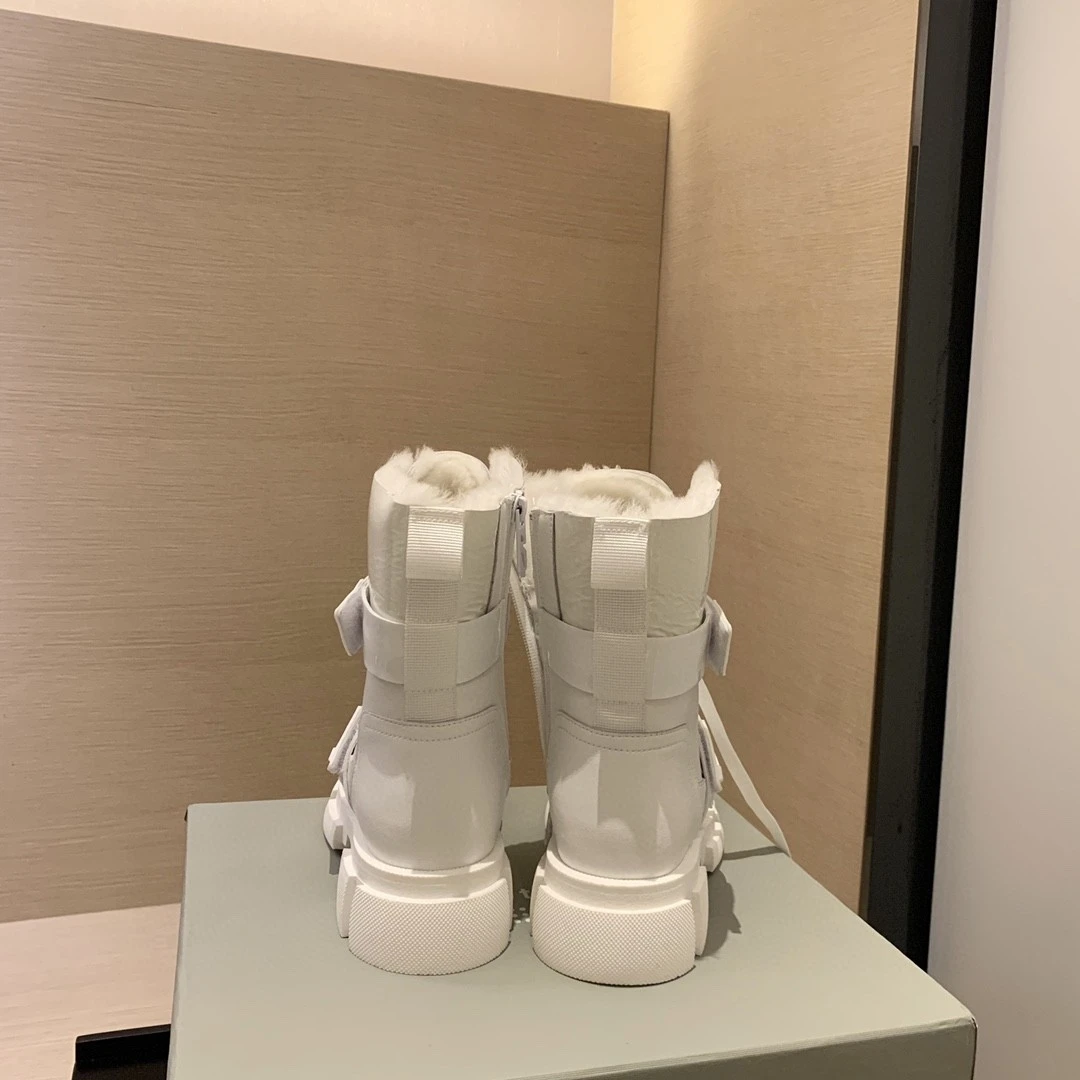 2023 Women's Short Boots: Genuine Leather, Fur Trim, Sheep Wool Lining, Sizes 35-40
2023 Women's Short Boots: Genuine Leather, Fur Trim, Sheep Wool Lining, Sizes 35-40