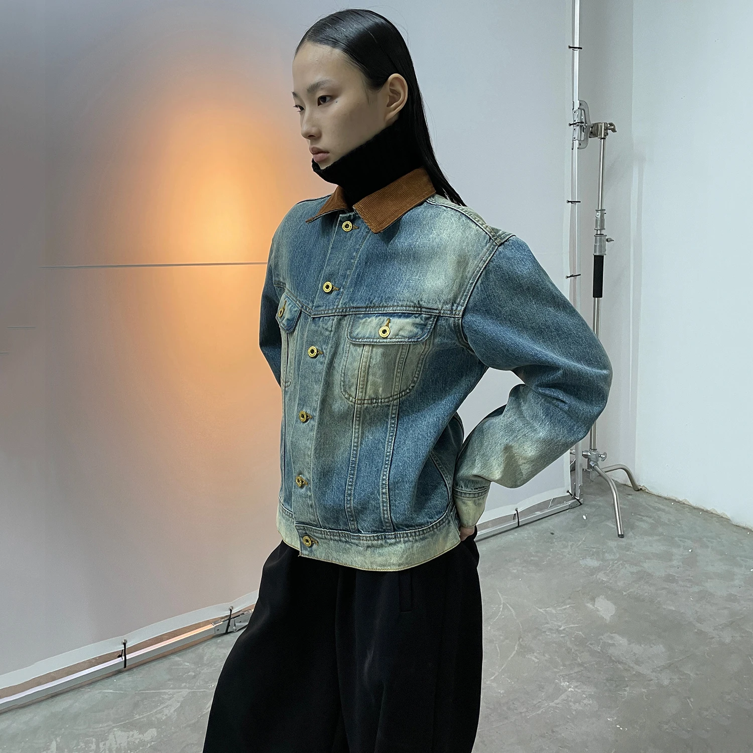 Washed blue patchwork design corduroy collar retro drop-shoulder silhouette denim jacket jacket female 2023 early spring new
Washed blue patchwork design corduroy collar retro drop-shoulder silhouette denim jacket jacket female 2023 early spring new