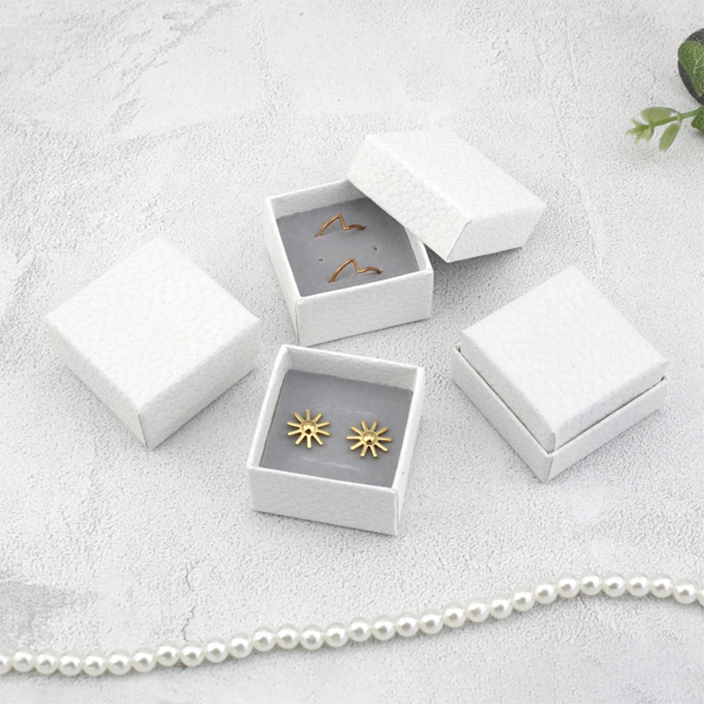24pcs Bulk White Lychee Pattern Rings Box 5x5x3cm Earrings Jewelry Storage Gift Case Engagement Jewellry Boxes With Grey Sponge
24pcs Bulk White Lychee Pattern Rings Box 5x5x3cm Earrings Jewelry Storage Gift Case Engagement Jewellry Boxes With Grey Sponge