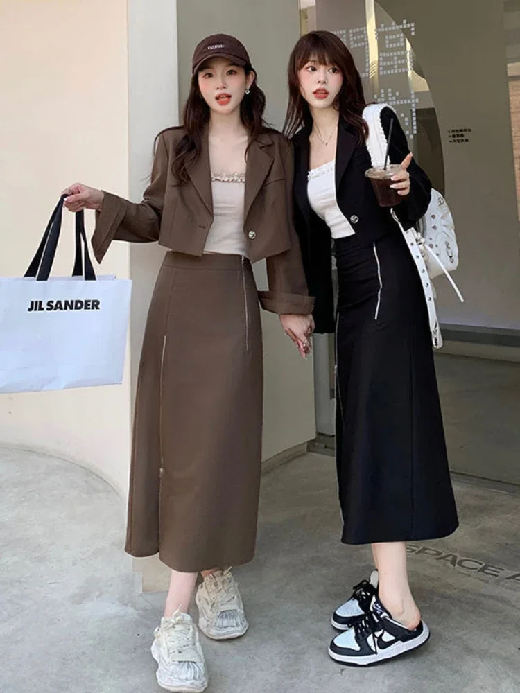 Женский винтажный костюм UNXX, пикантный короткий Блейзер на одной пуговице + укороченная юбка с высокой талией и перекрестным разрезом, комплект из 2 предметов
Женский винтажный костюм UNXX, пикантный короткий Блейзер на одной пуговице + укороченная юбка с высокой талией и перекрестным разрезом, комплект из 2 предметов