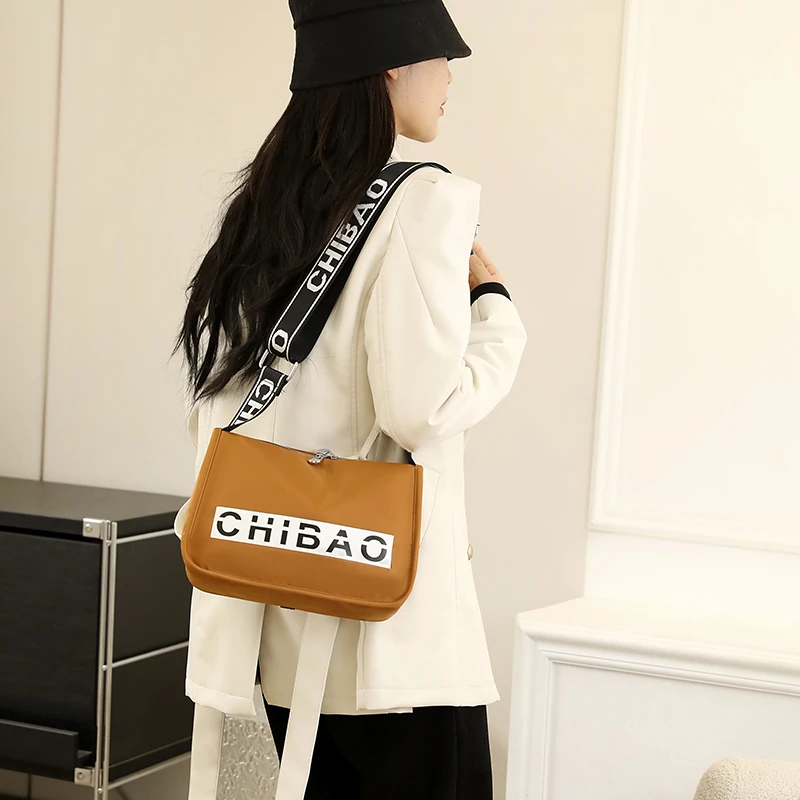 Simple Casual Large Capacity Letter Printed Single Shoulder Crossbody Pillow Bag New Fashion Versatile Commuter Storage Bags 
Simple Casual Large Capacity Letter Printed Single Shoulder Crossbody Pillow Bag New Fashion Versatile Commuter Storage Bags
