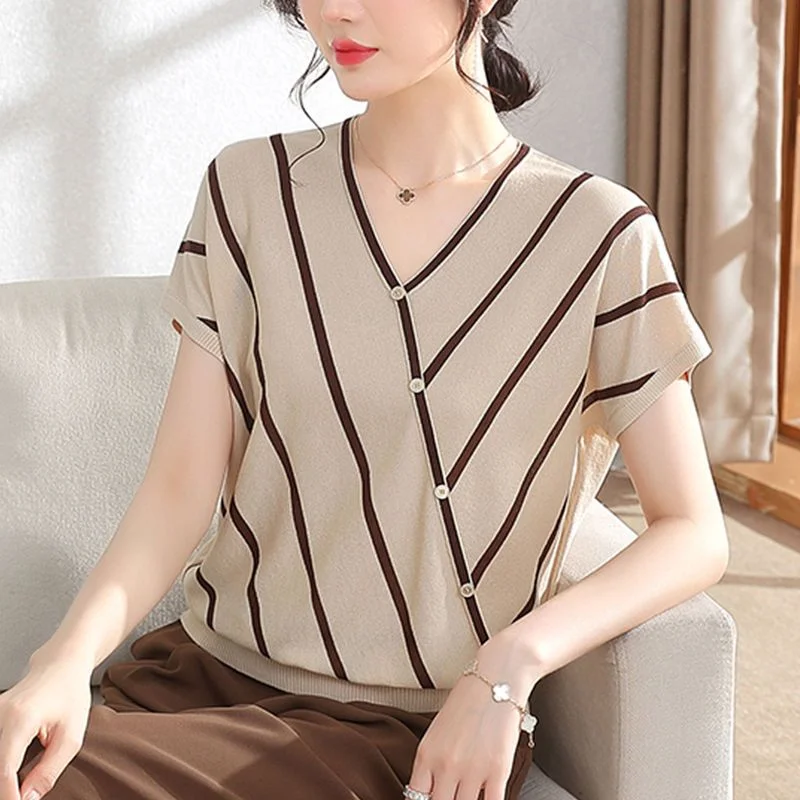 Mom's New Summer V-neck Pullover Fashion and Minimalist Striped Button Patchwork T-shirt Casual and Versatile Short Sleeve Tops 
Mom's New Summer V-neck Pullover Fashion and Minimalist Striped Button Patchwork T-shirt Casual and Versatile Short Sleeve Tops