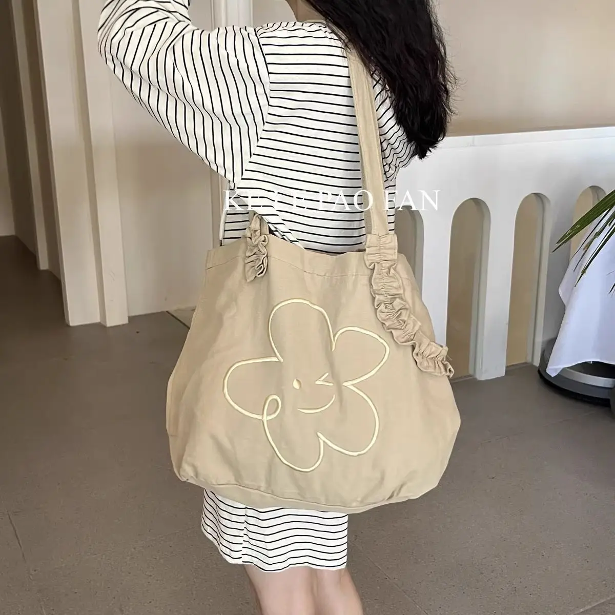 Japanese Harajuku Colorful Flower Embroidered Women Tote Bag Ins Fashion Pleated Design Large Capacity Student Shoulder Bag Y2k
Japanese Harajuku Colorful Flower Embroidered Women Tote Bag Ins Fashion Pleated Design Large Capacity Student Shoulder Bag Y2k