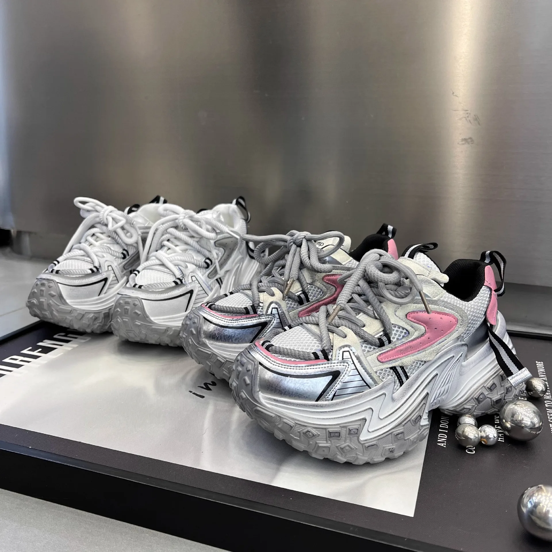 Женские кроссовки из натуральной кожи, дышащая Спортивная обувь для бега, универсальная модная повседневная обувь, увеличивающая рост, блокировка цвета
Женские кроссовки из натуральной кожи, дышащая Спортивная обувь для бега, универсальная модная повседневная обувь, увеличивающая рост, блокировка цвета