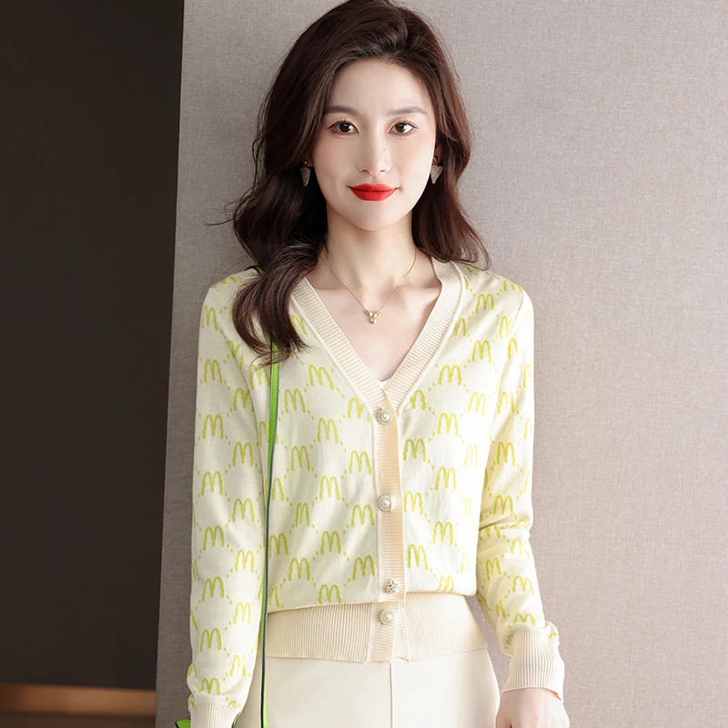 XJXKS 2023 Autumn New Fashion V-neck Single-breasted Cardigan High-quality Wool Knitted Sweater Coat Women's Jacket
XJXKS 2023 Autumn New Fashion V-neck Single-breasted Cardigan High-quality Wool Knitted Sweater Coat Women's Jacket