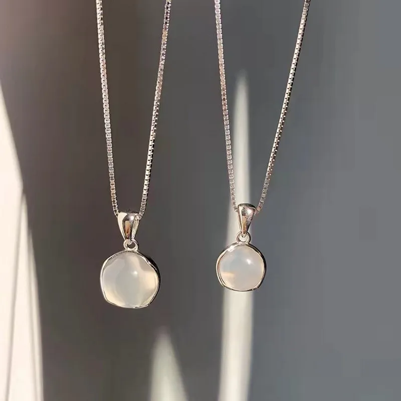 

Luxury Silver Plated White Round Moonstone Pendant Necklaces Women Fashion Jewelry Choker Clavicle Chain Short Charm Necklace