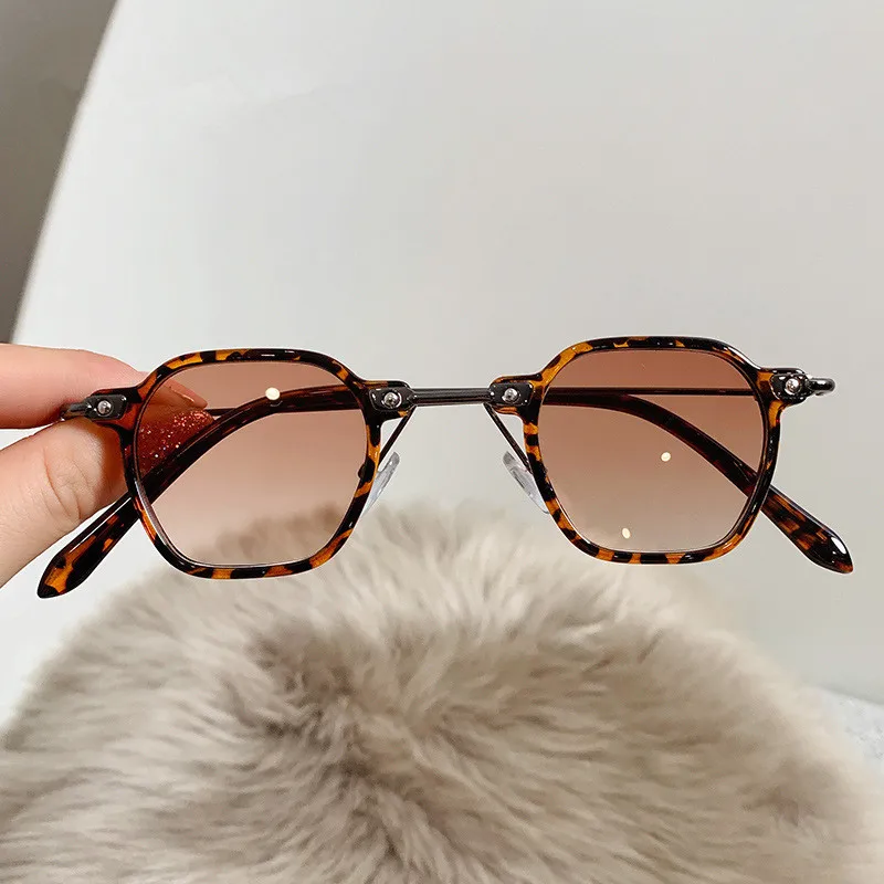 Square Steampunk Sunglasses Women Vintage Punk Small Sun Glasses Men UV400 Metal Frames Shades Classical Eyewear Gafas De Sol
Square Steampunk Sunglasses Women Vintage Punk Small Sun Glasses Men UV400 Metal Frames Shades Classical Eyewear Gafas De Sol