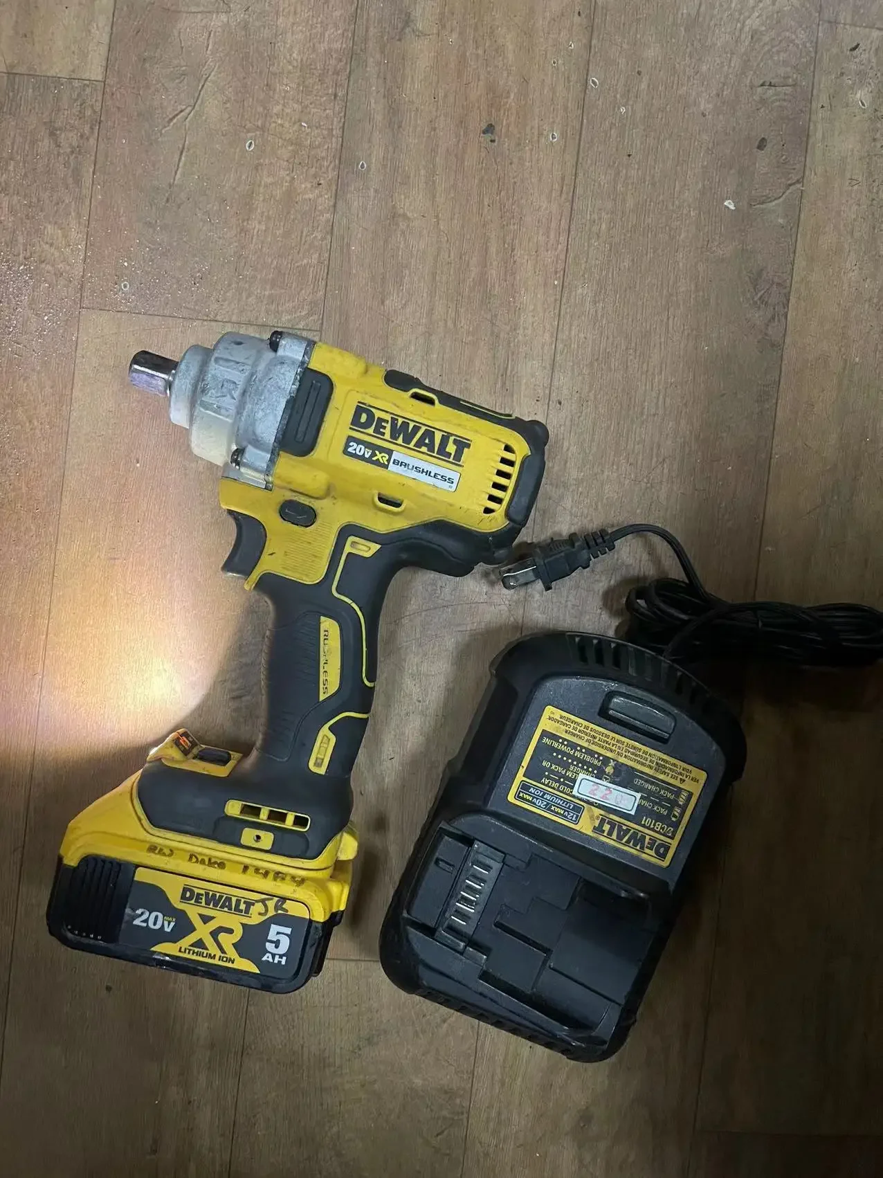 DEWALT DCF894B 20V 1/2inch Cordless Impact Wrench USED,WITH 5AMP BATTERY AND CHARGER
DEWALT DCF894B 20V 1/2inch Cordless Impact Wrench USED,WITH 5AMP BATTERY AND CHARGER