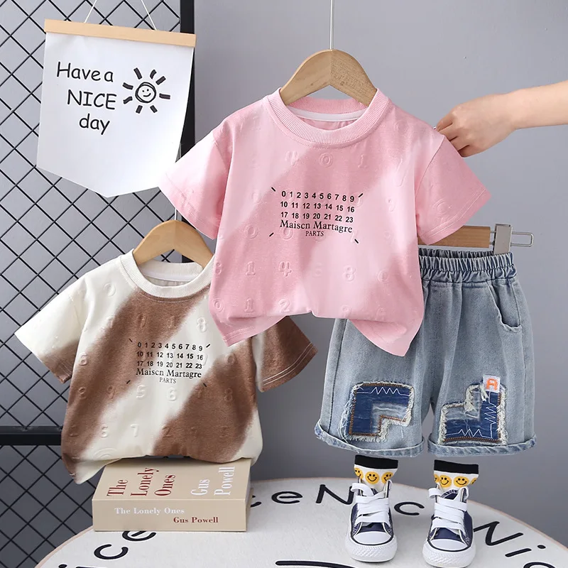 

Детский джинсовый костюм для мальчиков, футболка с коротким рукавом и буквенным принтом, шорты в стиле пэчворк, комплект одежды из 2 предметов в Корейском стиле, лето 2024