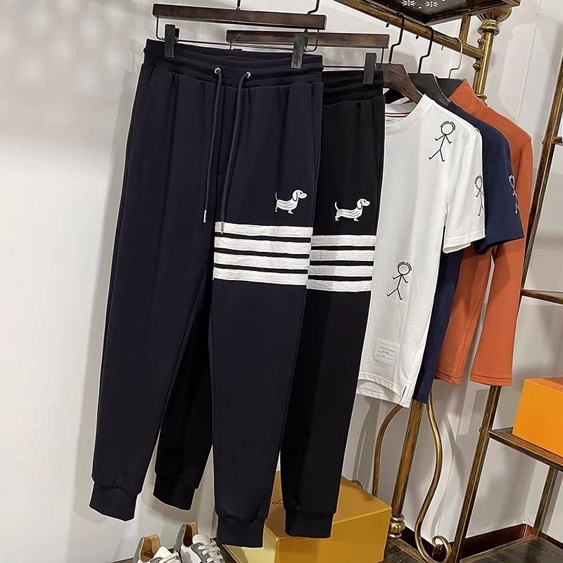 Summer TTB Sweatshirt Puppy Lobster Embroidery Four Stripes Pants High Quality Fashion Slim Fit Corset Leg Sweatpants For Men
Summer TTB Sweatshirt Puppy Lobster Embroidery Four Stripes Pants High Quality Fashion Slim Fit Corset Leg Sweatpants For Men