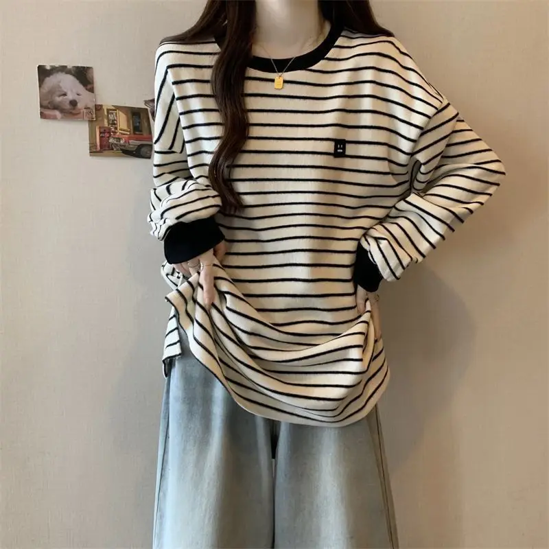 Warm Base T-shirt for Women's Autumn and Winter Loose Fitting and Slimming Retro Striped Top
Warm Base T-shirt for Women's Autumn and Winter Loose Fitting and Slimming Retro Striped Top