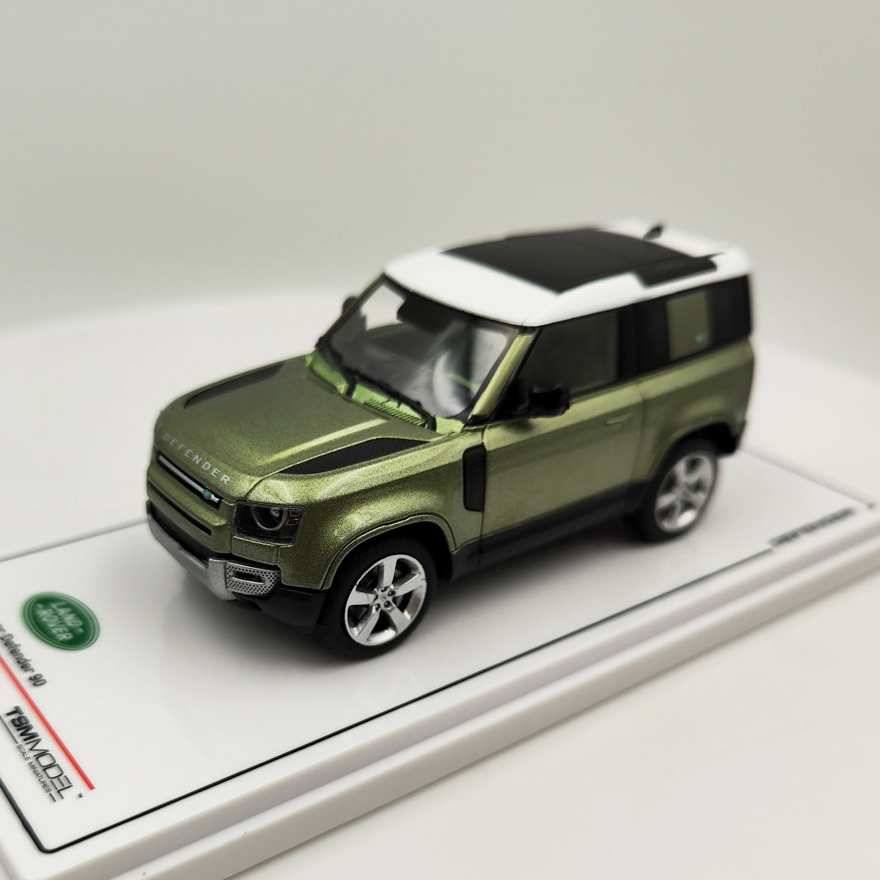 Литая модель внедорожника Land Rover Defender 90 TSM 1:43, Классическая сувенирная игрушка для взрослых, дисплей в масштабе
Литая модель внедорожника Land Rover Defender 90 TSM 1:43, Классическая сувенирная игрушка для взрослых, дисплей в масштабе