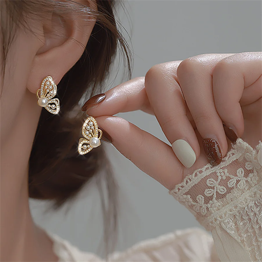 New luxury fashion crystal pearl butterfly earrings Korean ladies earrings golden high quality jewelry birthday present girl
New luxury fashion crystal pearl butterfly earrings Korean ladies earrings golden high quality jewelry birthday present girl
