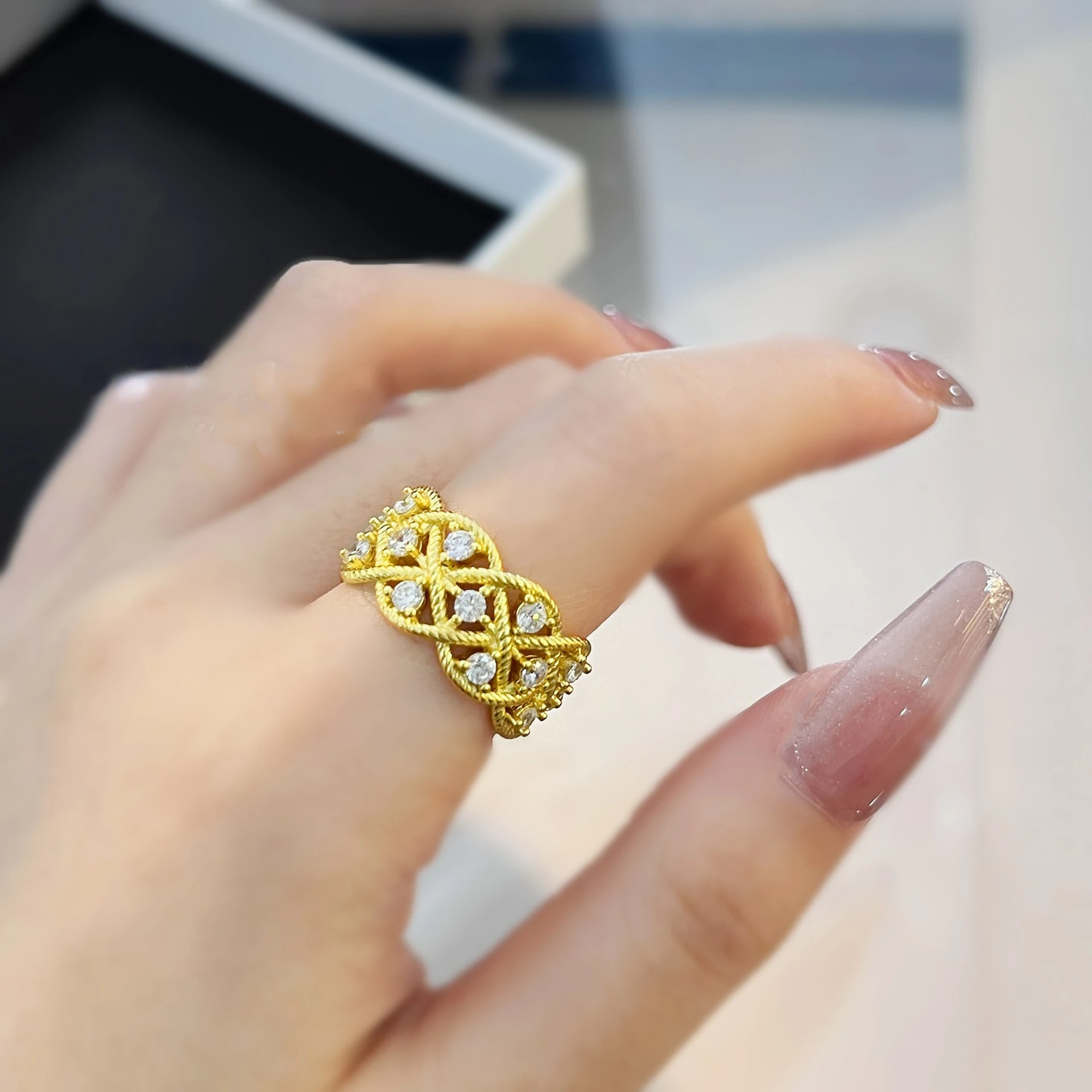 European and American Carved Gold Brushed Gold Diamond Twisted Rope Fried Dough Twists Ring Women's Daily Wear Jewelry
European and American Carved Gold Brushed Gold Diamond Twisted Rope Fried Dough Twists Ring Women's Daily Wear Jewelry