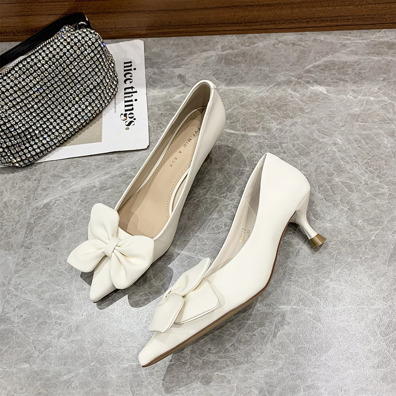 Туфли-лодочки женские на шпильке, с острым носком и искусственным жемчугом
Туфли-лодочки женские на шпильке, с острым носком и искусственным жемчугом