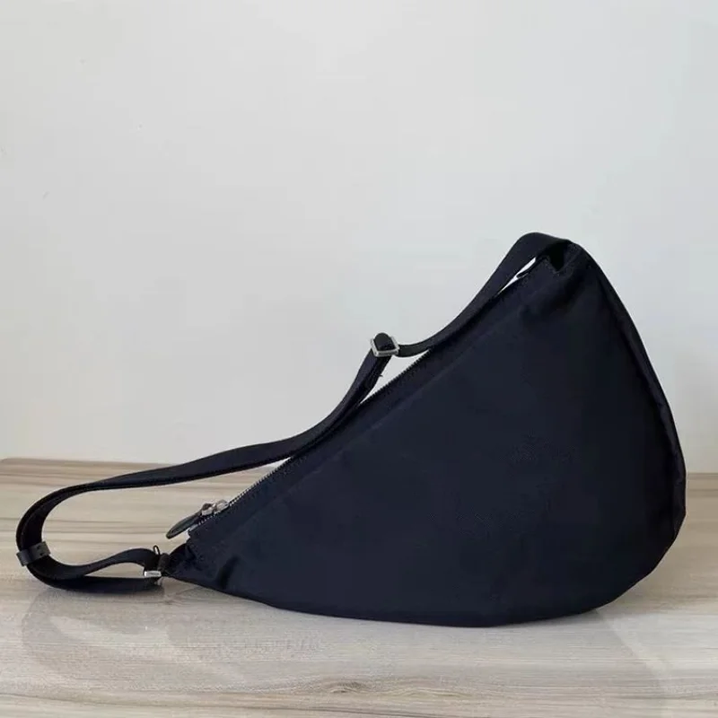 2023 New Nylon Bag Half Moon Bag Underarm Bag Waterproof Nylon Fabric Light Messenger Bag
2023 New Nylon Bag Half Moon Bag Underarm Bag Waterproof Nylon Fabric Light Messenger Bag