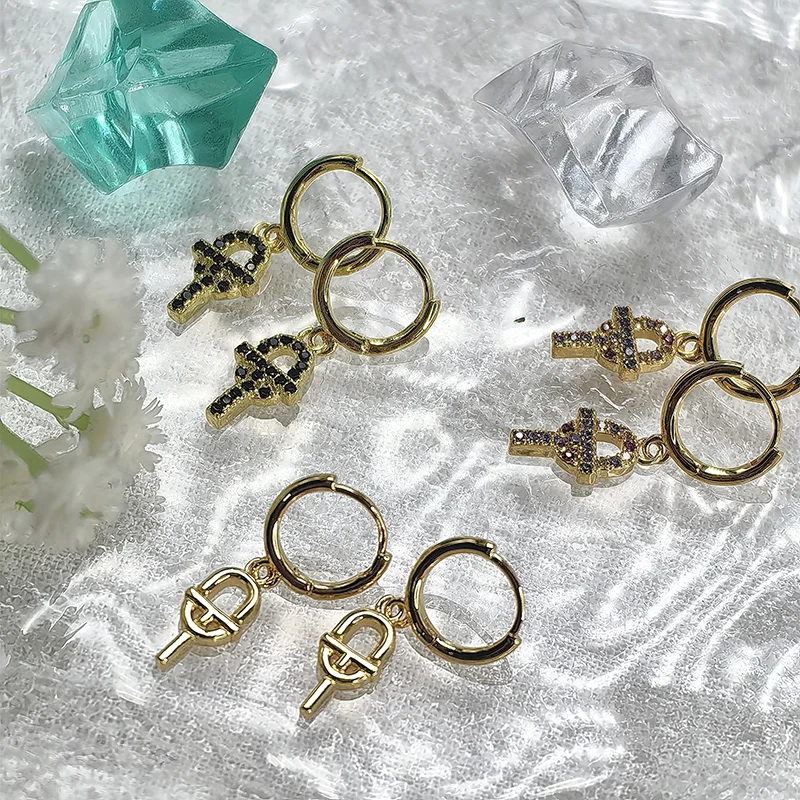 2024 New TO Letter Earrings with Fine Stone Inlaid in TO Letter Small Ring Buckle Earrings Free of Shipping
2024 New TO Letter Earrings with Fine Stone Inlaid in TO Letter Small Ring Buckle Earrings Free of Shipping