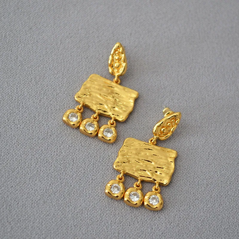 18K Gold Plated Vintage Brass Texture Zircon Decor Glitter Diamond Swaying Dynamic 925 Silver Needle Earrings
18K Gold Plated Vintage Brass Texture Zircon Decor Glitter Diamond Swaying Dynamic 925 Silver Needle Earrings