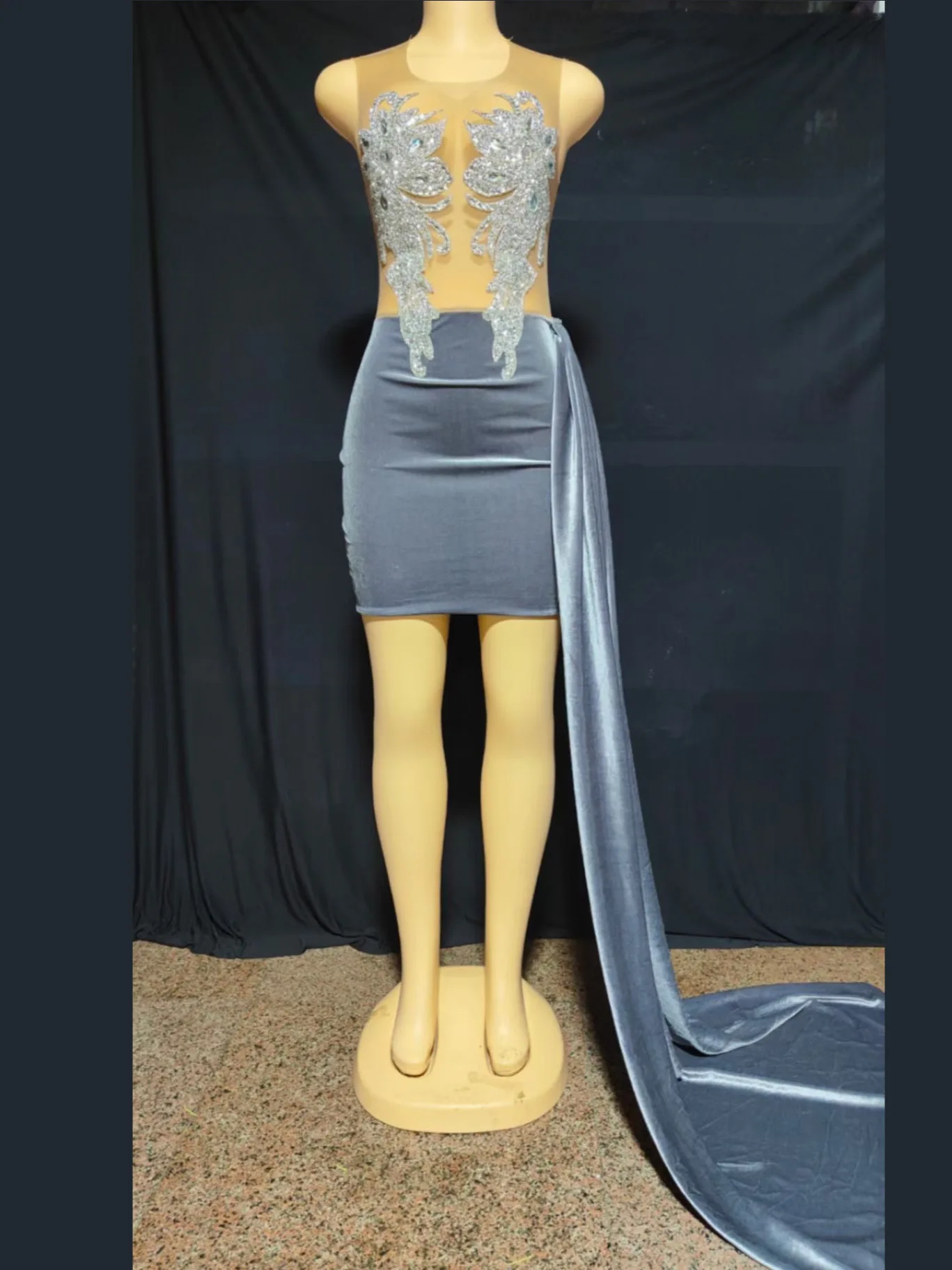Nude Shining Sequins Sexy Sleeveless Grey Swan Velvet Long Trailing Dress For Women Evening Elegant Clothing Stage Prom Costumes
Nude Shining Sequins Sexy Sleeveless Grey Swan Velvet Long Trailing Dress For Women Evening Elegant Clothing Stage Prom Costumes