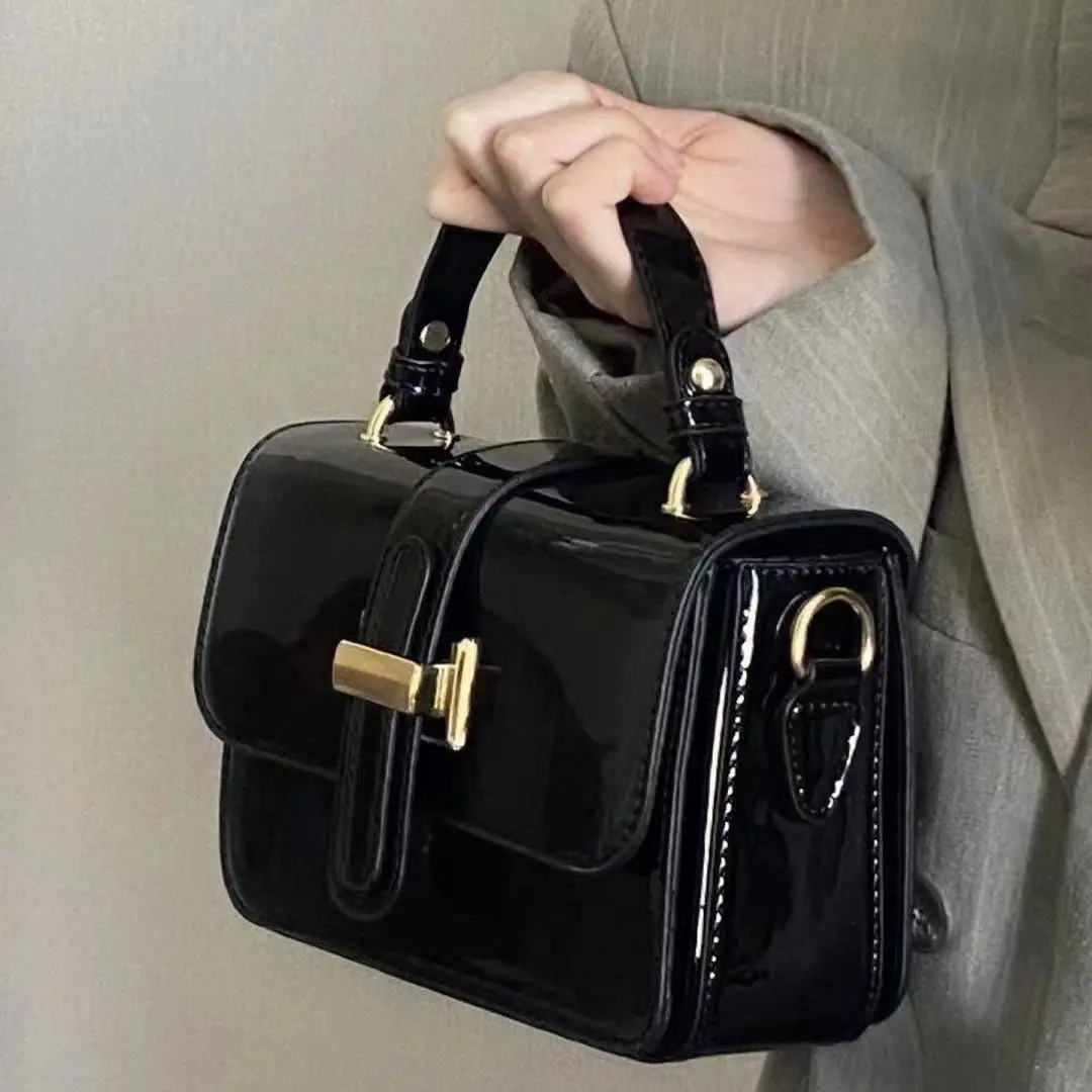 PU Smooth Women's Small Square Bag 2023 New 3D Winter Bag Versatile One Shoulder Commuter Crossbody Bag Handbag
PU Smooth Women's Small Square Bag 2023 New 3D Winter Bag Versatile One Shoulder Commuter Crossbody Bag Handbag