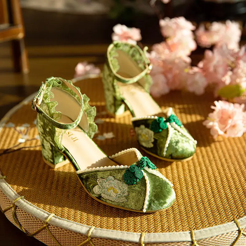1 Pair of Women Fashion Sandals Temperament Elegant Hanfu Accessories Shoes New Chinese Style Embroidered High Heels
1 Pair of Women Fashion Sandals Temperament Elegant Hanfu Accessories Shoes New Chinese Style Embroidered High Heels
