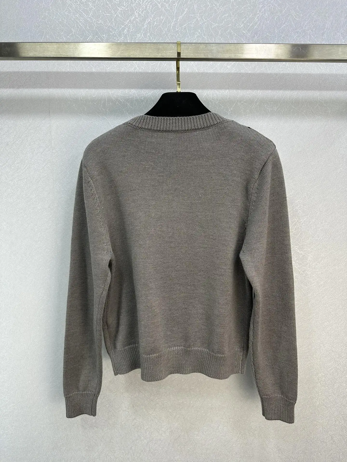 2023 new autumn and winter knitted tops, textured letter embroidery high-end Comfortable and versatile Pure wool
2023 new autumn and winter knitted tops, textured letter embroidery high-end Comfortable and versatile Pure wool
