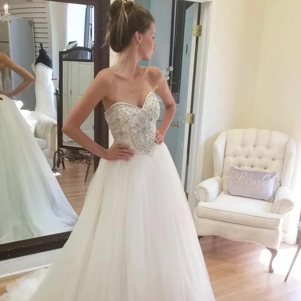Women Wedding Dress A-Line Sweetheart Lace Appliques Backless Sleeveless Floor Length Sweep Train Bridal Gown Vestidos De Novia
Women Wedding Dress A-Line Sweetheart Lace Appliques Backless Sleeveless Floor Length Sweep Train Bridal Gown Vestidos De Novia