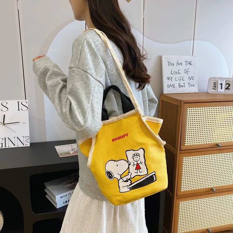 Сумка Miniso Snoopy тканевая с мультяшным принтом, креативная вместительная сумочка-мешок на плечо для девушек, подарок
Сумка Miniso Snoopy тканевая с мультяшным принтом, креативная вместительная сумочка-мешок на плечо для девушек, подарок