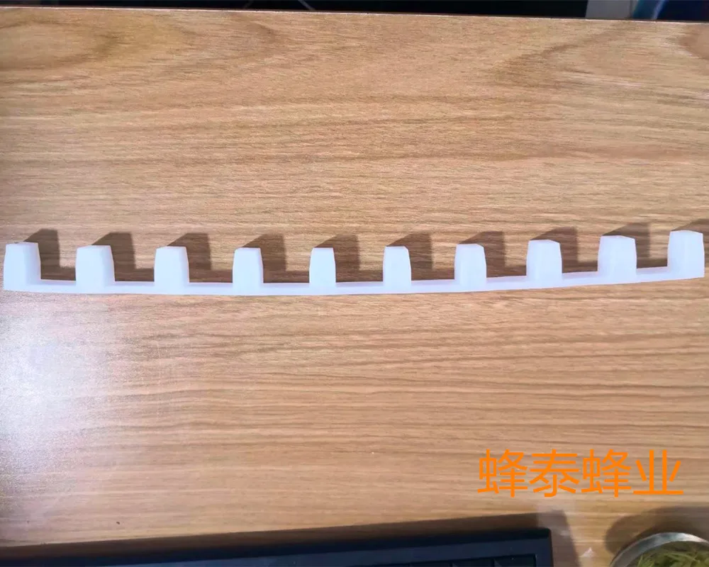 Wholesale of 10 pieces of bee tools Nest frame cards Nest frame shelves Plastic shelves Transfer anti shaking beekeeping tools
Wholesale of 10 pieces of bee tools Nest frame cards Nest frame shelves Plastic shelves Transfer anti shaking beekeeping tools