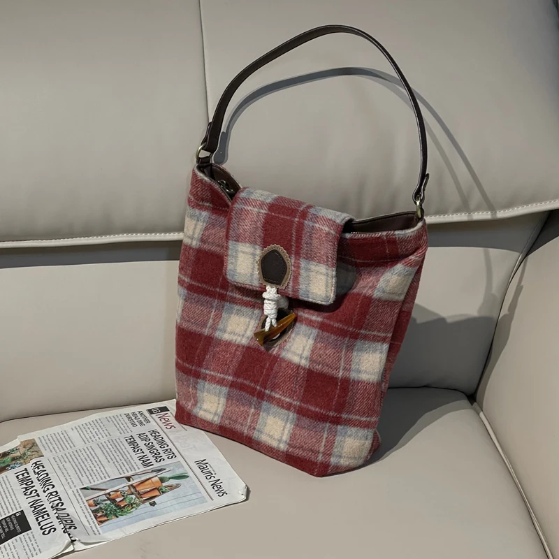 Korean Casual Bucket Bags For Women Luxury Designer Handbag And Purse 2023 New In Woolen Material Plaid Cloth Underarm Shoulder
Korean Casual Bucket Bags For Women Luxury Designer Handbag And Purse 2023 New In Woolen Material Plaid Cloth Underarm Shoulder