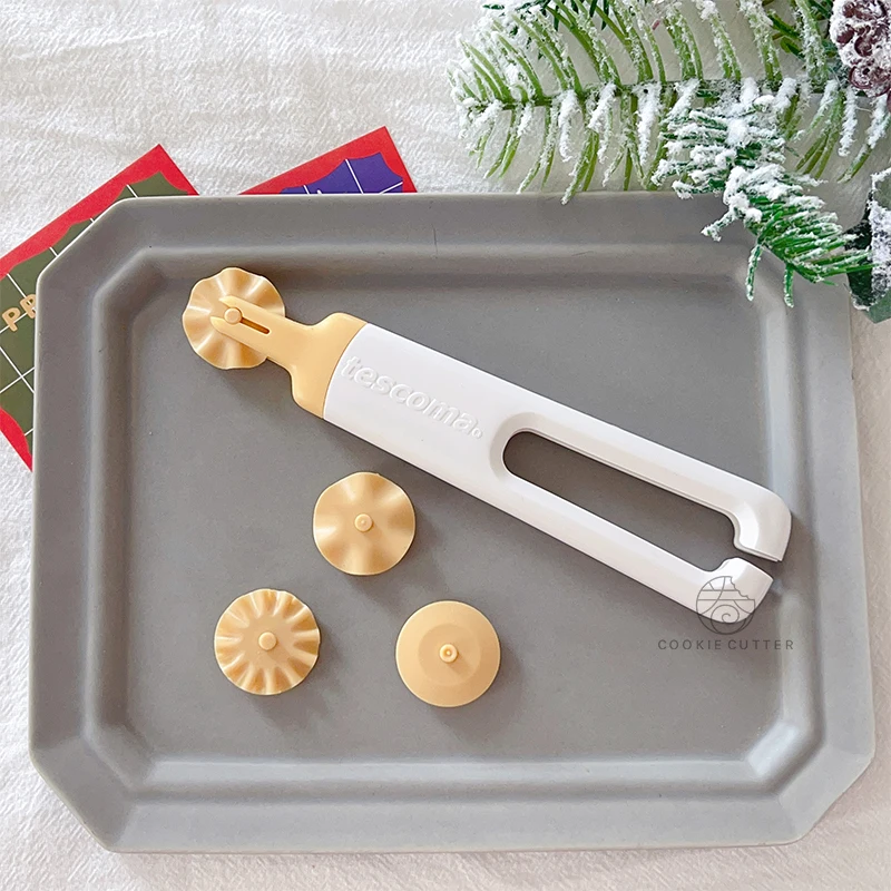 Baking Special Cutting Crust Artifact Steamed Bread Fondant Leather Roller Mold Noodle Fancy Plastic Knives
Baking Special Cutting Crust Artifact Steamed Bread Fondant Leather Roller Mold Noodle Fancy Plastic Knives