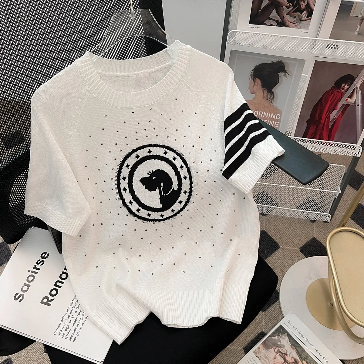 Летняя женская жаккардовая футболка с круглым вырезом и бриллиантами
Летняя женская жаккардовая футболка с круглым вырезом и бриллиантами