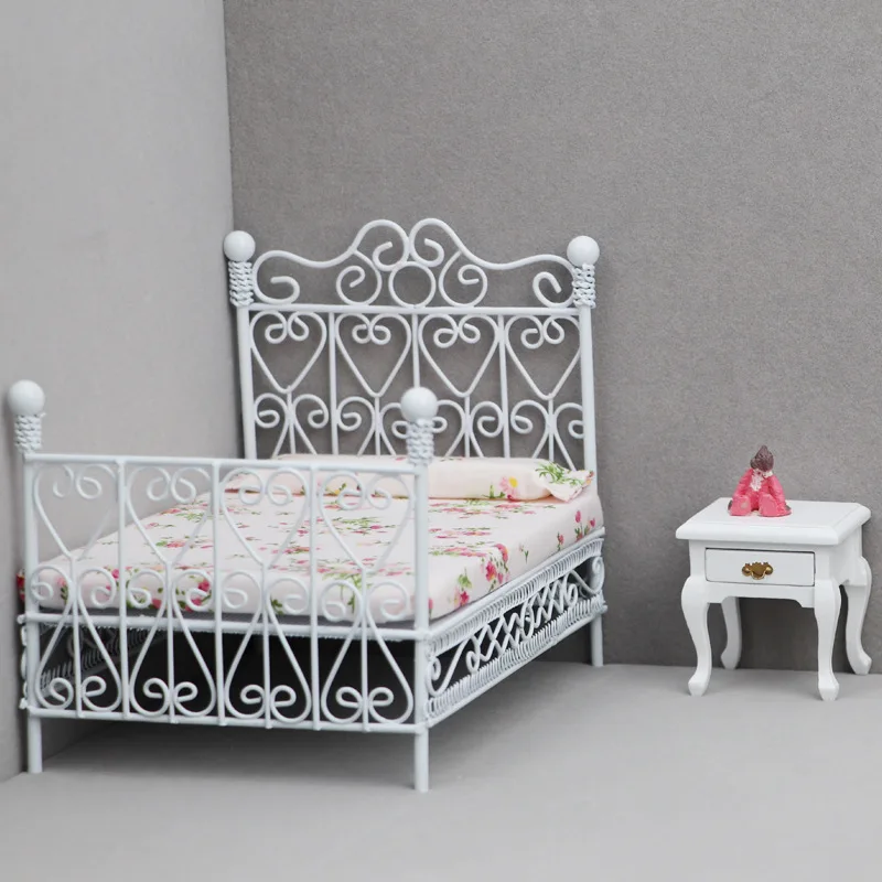 1:12 Dollhouse Mini Double Bed Home Bedroom Furniture Toy Gift Living Room Furniture Model Beautiful Handmade Iron Toy
1:12 Dollhouse Mini Double Bed Home Bedroom Furniture Toy Gift Living Room Furniture Model Beautiful Handmade Iron Toy