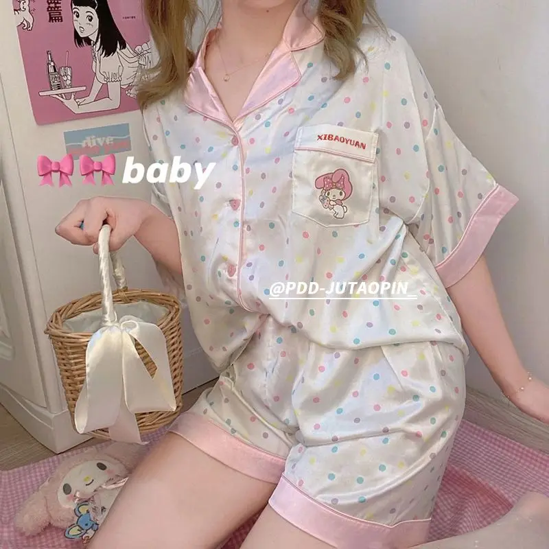 Женский летний костюм My Melody из блестящей шелковой светоотражающей ткани с короткими рукавами и шортами
Женский летний костюм My Melody из блестящей шелковой светоотражающей ткани с короткими рукавами и шортами