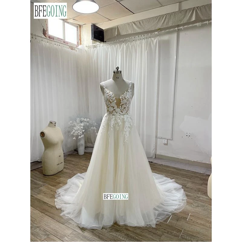 Lace Appliques Organza Tulle A-Line Wedding Dresses Chapel Train Custom Made Floor-Length Spaghetti Straps Bridal Gowns
Lace Appliques Organza Tulle A-Line Wedding Dresses Chapel Train Custom Made Floor-Length Spaghetti Straps Bridal Gowns