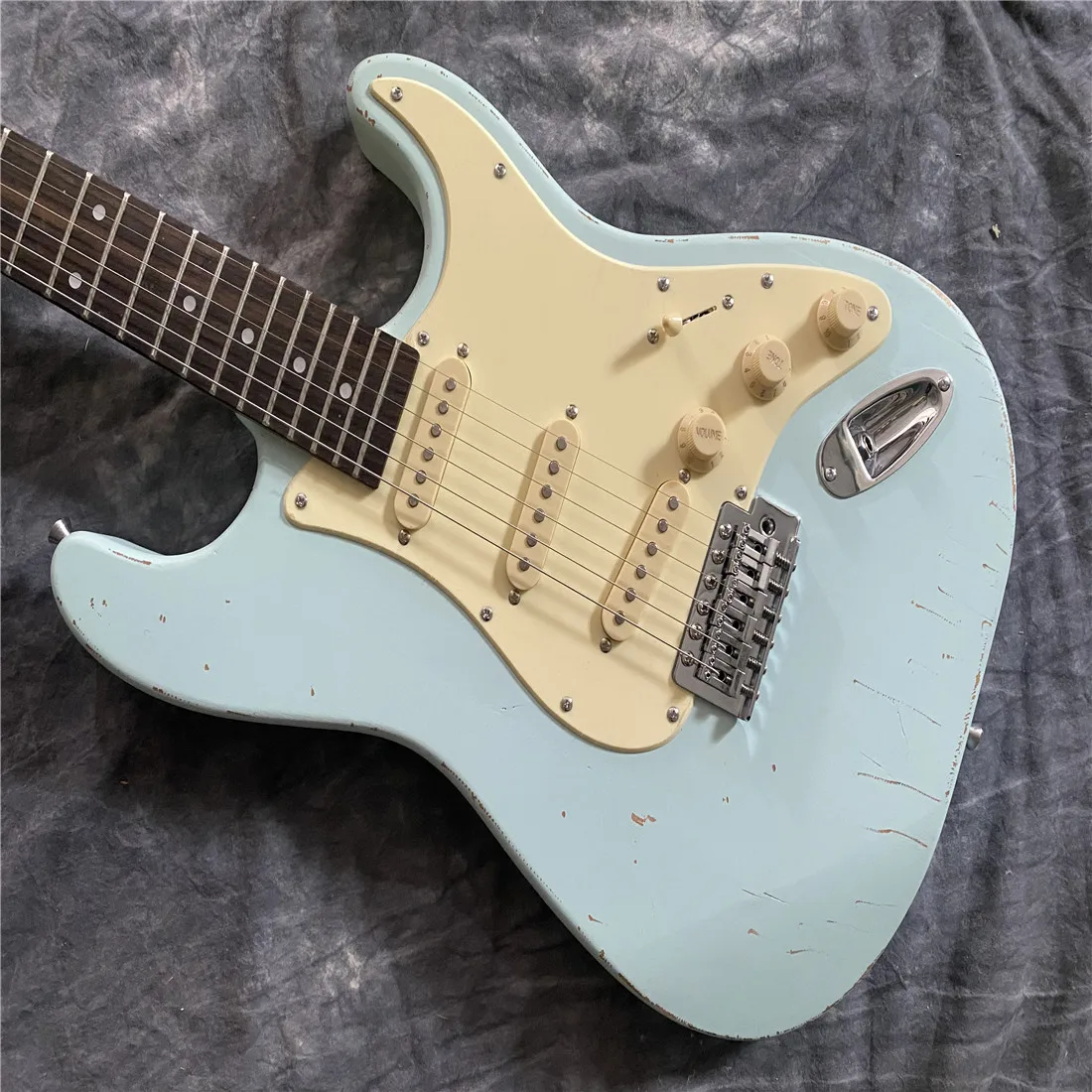 

6-струнная электрическая гитара, небесно-голубая Ретро винтажная Кленовая горловина, роза, деревянная фингерборд. Бесплатная доставка