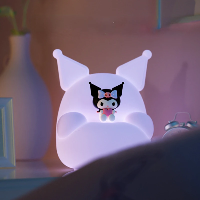 Kawaii Sanrio Kuromi Doll Sofa Shape Silicone Night Light Cartoon Children's Bedside Lamp Desktop Decoration Children's Gift
Kawaii Sanrio Kuromi Doll Sofa Shape Silicone Night Light Cartoon Children's Bedside Lamp Desktop Decoration Children's Gift