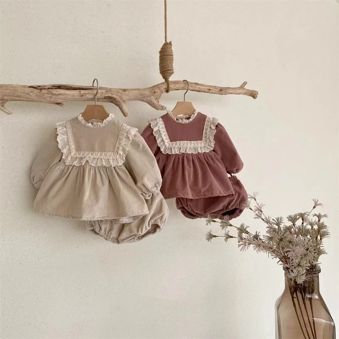 Baby Girl Corduroy Embroidered Lace Doll Shirt Big PP Bummies Shorts Set Spring and Autumn Two-piece Set
Baby Girl Corduroy Embroidered Lace Doll Shirt Big PP Bummies Shorts Set Spring and Autumn Two-piece Set