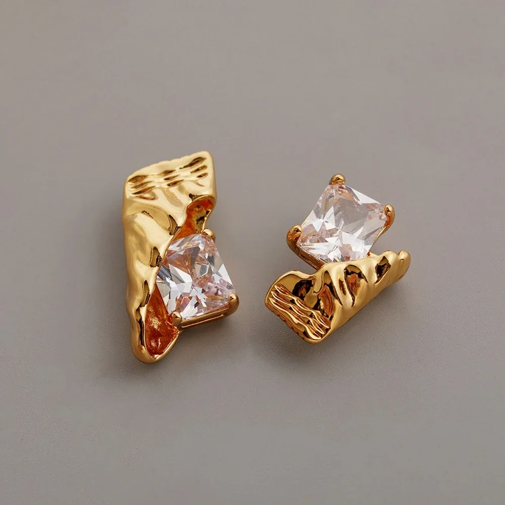 Elegant and Dignified Micro-Inlaid Sugar Block Silver Needle Asymmetric Fashion Zircon Earrings Earrings
Elegant and Dignified Micro-Inlaid Sugar Block Silver Needle Asymmetric Fashion Zircon Earrings Earrings