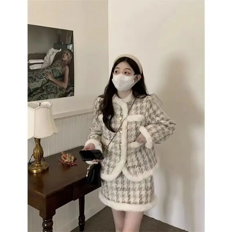 UNXX Elegant and Temperamental Small Suit Set for Women with Checkered Skirt and Fluffy Jacket Autumn Winter High Quality Set
UNXX Elegant and Temperamental Small Suit Set for Women with Checkered Skirt and Fluffy Jacket Autumn Winter High Quality Set
