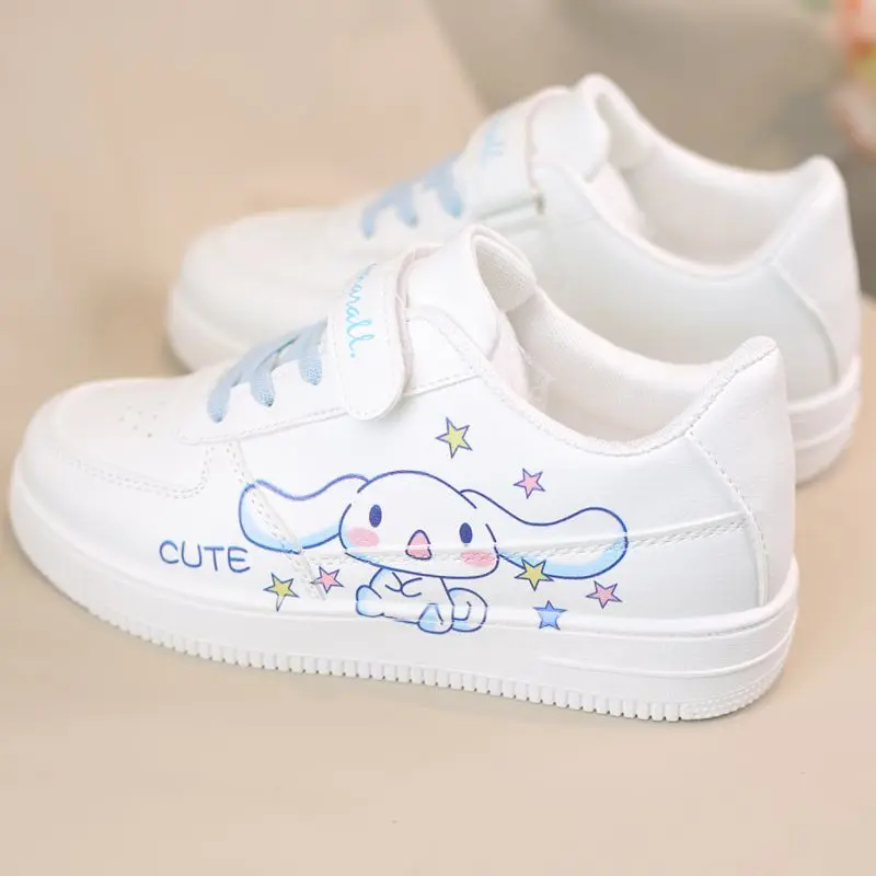 Sanrio Cinnamoroll Tennis Kawaii Anime Kuromi Сникерсы для девочек Весенняя Милая мультяшная дышащая обувь для скейтборда студенческий подарок для детей
Sanrio Cinnamoroll Tennis Kawaii Anime Kuromi Сникерсы для девочек Весенняя Милая мультяшная дышащая обувь для скейтборда студенческий подарок для детей