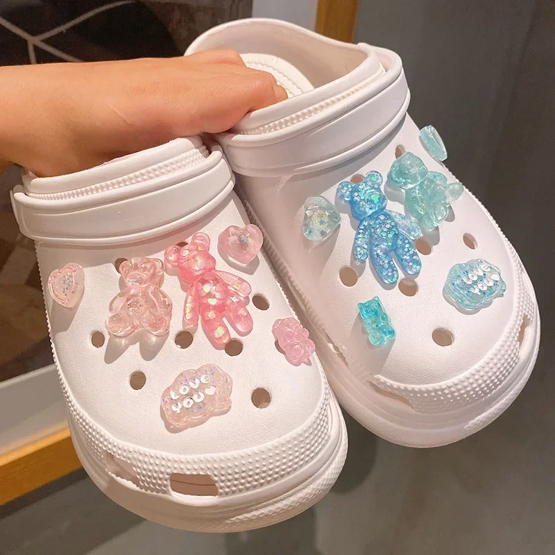 Подвески для обуви Crocs DIY 3D блестящие любовные медведи декоративная пряжка для Croc обуви очаровательные аксессуары для детей фотоподарок для девочек
Подвески для обуви Crocs DIY 3D блестящие любовные медведи декоративная пряжка для Croc обуви очаровательные аксессуары для детей фотоподарок для девочек